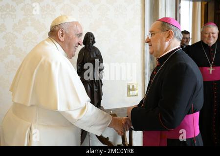 Papst Franziskus trifft am 21. Januar 2023 im Vatikan die slowakischen Bischöfe Bernard Bober (Begrüßung des Papstes) (Präsident der Bischofskonferenz der Slowakei) und Viliam Judak (rechts) (Vizepräsident). Foto von Vatikan Medien /ABACAPRESS.COM Kredit: Abaca Press/Alamy Live News Stockfoto