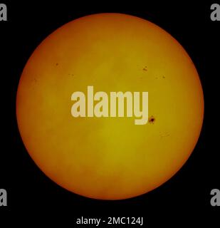 London, Großbritannien. 21. Januar 2023 Große Gruppen von Sonnenflecken reisen über die Sonne, einschließlich des riesigen Sonnenflecks 3190 mit Blick auf die Erde. Kredit: Malcolm Park/Alamy Live News Stockfoto