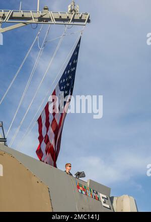 PHILIPPINE SEA (23. Juni 2022) Fähnrich Christopher Rielage aus Fairfax, Virginia, scannt den Horizont nach Kontakten vom Brückenbrücke an Bord der Arleigh-Burke-Klasse-Guided-Missile Destroyer USS Benfold (DDG 65). Benfold ist dem Kommandeur, der Task Force (CTF) 71/Destroyer Squadron (DESRON) 15, der größten nach vorn eingesetzten DESRON der Marine und der Hauptstreitkräfte der US-7.-Flotte zugewiesen. Stockfoto