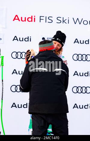 Olympia delle Tofane, Cortina d’Ampezzo, Italien, 21. Januar 2023, STUHEC ILKA (SLO) 1. KLASSIFIZIERT UND ALBERTO TOMBA während der Audi FIS Ski World Cup 2023 - Frauen Downhill - Alpinskirennen Stockfoto