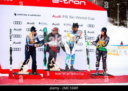 LIE KAJSA VICKHOFF (NOR) 3. KLASSIFIZIERT, STUHEC ILKA (SLO) 1. KLASSIFIZIERT UND CURTONI ELENA (ITA) 3. KLASSIFIZIERT UND ALBERTO TOMBA während 2023 Audi FIS Ski World Cup - Women'sÂ Downhill, Alpine Ski Race in Cortina dâ&#x80;&#X99;Ampezzo, Italien, Januar 21 2023 Kredit: Independent Photo Agency Srl/Alamy Live News Stockfoto