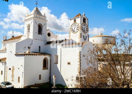 Kirche der Heiligen Maria mit Uhrenturm vom Schloss in Tavira, Algarve, Portugal aus gesehen Stockfoto