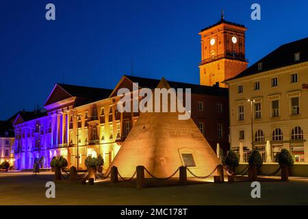 Beleuchtete Pyramide auf dem Marktplatz, Rathaus im Hintergrund, Blue Hour, Karlsruhe, Baden-Württemberg, Deutschland Stockfoto