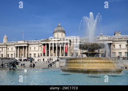 Brunnen am Trafalgar Square, National Gallery im Hintergrund, Westminster, London, England, Großbritannien Stockfoto