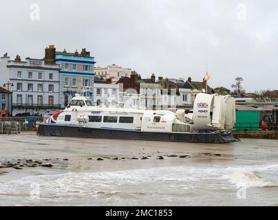 Geparktes Luftkissenboot auf der Rampe bei Ryde Teminal Isle of Wight Stockfoto