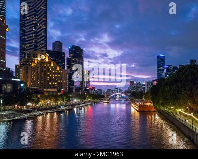 Hafen von Melbourne während eines farbenfrohen Abends, kurz nach Sonnenuntergang. Stockfoto