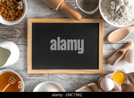 Ein Teller, um ein Rezept auf den Küchentisch zu schreiben. Stockfoto