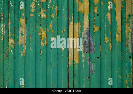 Alte Metallblende mit grüner und gelber Farbe, Grunge-Hintergrund Stockfoto