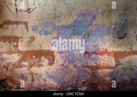 Alte verzweifelte Wand mit feuchten und abgenutzten Schichten von Pastellfarben Farbe, grunge Hintergrund oder Textur Stockfoto