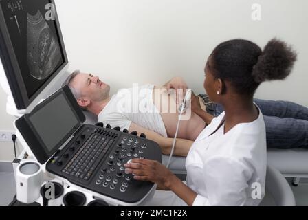 Eine afroamerikanische Ärztin führt eine Ultraschalluntersuchung eines Patienten mit starken Schmerzen durch Stockfoto