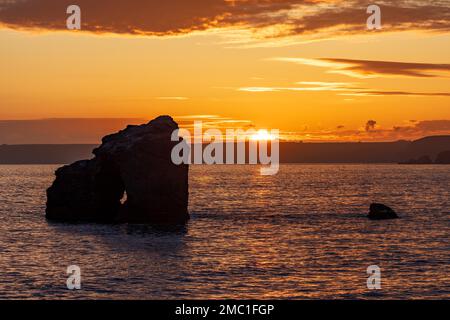 Sonnenuntergang am Thurlestone Rock, South Milton Sands in Devon Stockfoto