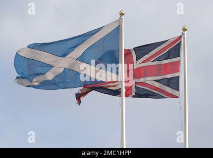 Dossierfoto vom 21.3/2017 einer Saltire-Flagge und einer Unionsflagge über Whitehall in Westminster, London. Eine Umfrage, die inmitten des Streits über Westminster durchgeführt wurde, um Reformen des Prozesses der Anerkennung von Frauen und Männern in Schottland zu blockieren, hat eine Mehrheit für die Unabhängigkeit gefunden. Untersuchungen von Find Out Now for the National deuten darauf hin, dass 54 % Schottland für den Austritt aus dem Vereinigten Königreich und 46 % für den Verbleib befürworten. Ausgabedatum: Samstag, 21. Januar 2023. Stockfoto
