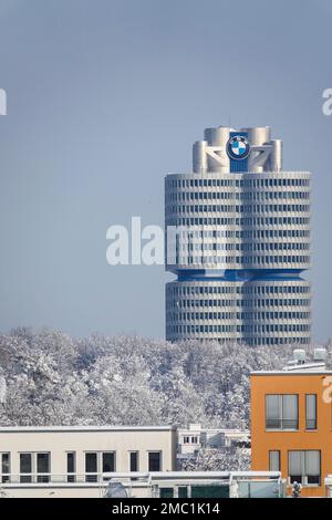 BMW-Vierzylinder (auch: BMW-Turm) (BMW-Wolkenkratzer), Hauptverwaltungsgebäude und Wahrzeichen des Fahrzeugherstellers BMW in Petuelring in der Stockfoto