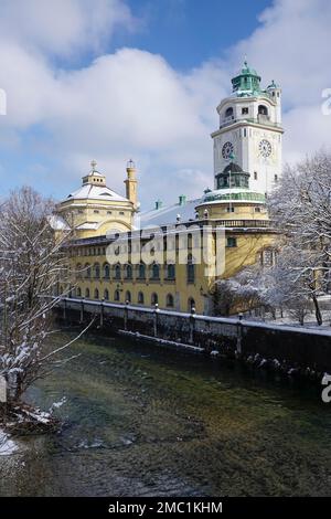 Müllersches Volksbad in Au an der Isar, Hallenbad und Saunabereich, im Jugendstil gebaut, im Winter schneebedeckt, München, Oberbayern Stockfoto