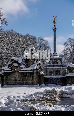 Friedensengel oder Friedensdenkmal über der Prinzregent-Luitpold-Terrasse in den Maximiliananlagen und der Luitpoldbrücke oder der Prinzregentenbrücke über der Stockfoto