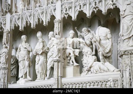 Steinskulpturen Szenen aus dem Leben Jesu und Mariens auf der Chorleinwand der Kathedrale Notre Dame von Chartres, Eure-et-Loir, Frankreich Stockfoto