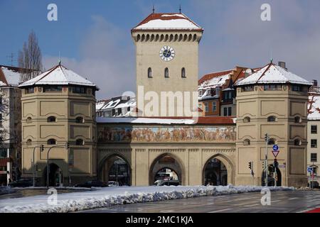Ehemaliger Stadttor Isartor, im Winter schneebedeckt, München, Oberbayern, Bayern, Deutschland Stockfoto