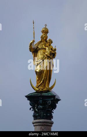 St. Mariensäule auf dem Marienplatz, im Winter schneebedeckt, München, Oberbayern, Bayern, Deutschland Stockfoto