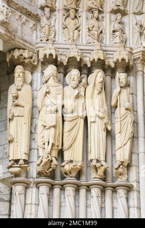 Skulpturen auf dem Nordportal der Kathedrale Notre Dame von Chartres, Eure-et-Loir, Frankreich Stockfoto