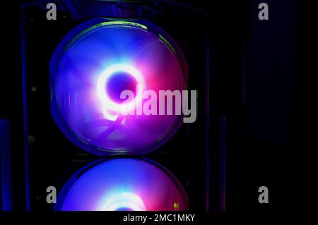 Computerkühler mit RGB-LED-Leuchte. Computerplatine und CPU-Kühlerlüfter leuchten Stockfoto