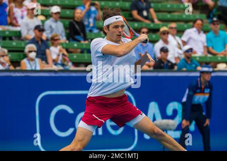 Melbourne, Australien. 12. Januar 2023. Taylor Fritz aus den USA in Aktion am 3. Tag des Kooyong Classic Tennis Tournament-Spiels gegen Alexei Popyrin aus Australien im Kooyong Lawn Tennis Club. Am letzten Tag des Turniers besiegte American Taylor Fritz den australischen Jungen Alexei Popyrin in Sätzen (7:6, 6:1). Trotz einer kurzen Eröffnungsrunde erwies sich die Welt Nr. 9 als zu stark und nutzte die Flut von ungezwungenen Fehlern aus den australischen Ländern, um die doppelte Pause und die Siegesreise zu beanspruchen. Kredit: SOPA Images Limited/Alamy Live News Stockfoto