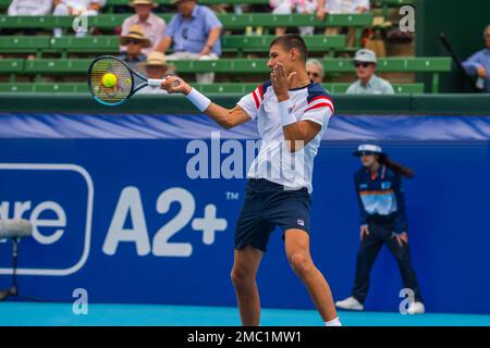 Melbourne, Australien. 12. Januar 2023. Alexei Popyrin aus Australien in Aktion am 3. Tag des Kooyong Classic Tennis Tournament-Spiels gegen Taylor Fritz aus den USA im Kooyong Lawn Tennis Club. Am letzten Tag des Turniers besiegte American Taylor Fritz den australischen Jungen Alexei Popyrin in Sätzen (7:6, 6:1). Trotz einer kurzen Eröffnungsrunde erwies sich die Welt Nr. 9 als zu stark und nutzte die Flut von ungezwungenen Fehlern aus den australischen Ländern, um die doppelte Pause und die Siegesreise zu beanspruchen. Kredit: SOPA Images Limited/Alamy Live News Stockfoto