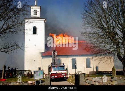 Ein Brand in einer Werkstatt am Donnerstag zur Mittagszeit hatte verheerende Folgen für die Kirche in Älvestad zwischen Klockrike und Fornåsa in der Gemeinde Motala, Schweden. Das Feuer breitete sich auf das Dach der Kirche Älvestad aus, deren älteste Teile aus dem 12. Jahrhundert stammen. Die Kirche wurde vollständig zerstört und zwei Menschen wurden beim Feuer verletzt, darunter ein Feuerwehrmann. Stockfoto