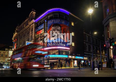 Roter Doppeldeckerbus vor dem Sondheim Theatre, Les Miserables, Musical, West End, London, England, Vereinigtes Königreich Stockfoto