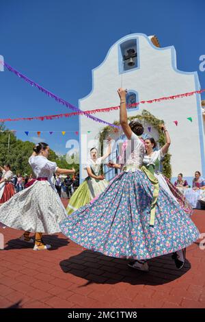 Frauen in traditioneller Kleidung tanzen vor der Kapelle Ermita de San Vicent, jährliche Fiesta zu Ehren des gleichnamigen heiligen in Cautivador oder Stockfoto