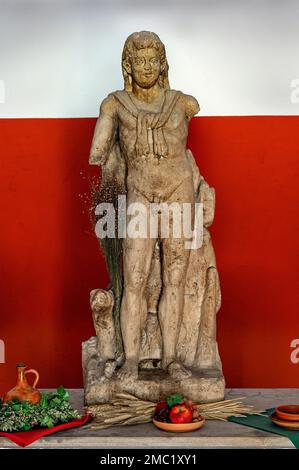 Herkules, Statue mit Löwenhaut, Club und Hund Cerberus, Wächter der Unterwelt, APC, Archäologischer Park Cambodunum, Kempten, Allgaeu Stockfoto