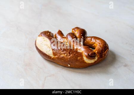 Gebissene Bretzel auf Marmoroberfläche. Traditionelles Essen. Stockfoto