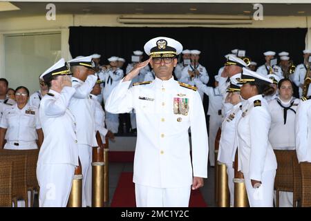 Guido Valdes, Kommandeur der Naval Medical Forces Pacific, trifft am 23. Juni 2022 beim Navy Medicine Readiness and Training Command Pearl Harbor (NMRTC-PH) ein. Hauptmann (Ret.) Christopher Tepera ging nach 26 Jahren in den USA in Rente Marinedienst und Kommando an Kapitän Victor Diaz abgetreten. Stockfoto