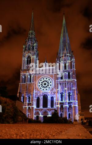 Lightshow CHARTRES EN LUMIERES, Projektionen auf die Kathedrale Notre Dame von Chartres, Eure-et-Loir, Frankreich Stockfoto