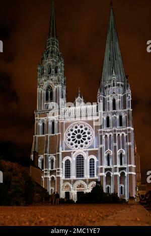 Lightshow CHARTRES EN LUMIERES, Projektionen auf die Kathedrale Notre Dame von Chartres, Eure-et-Loir, Frankreich Stockfoto