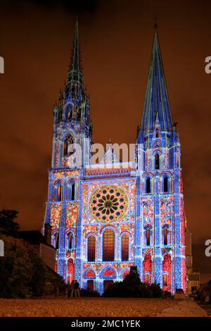 Lightshow CHARTRES EN LUMIERES, Projektionen auf die Kathedrale Notre Dame von Chartres, Eure-et-Loir, Frankreich Stockfoto