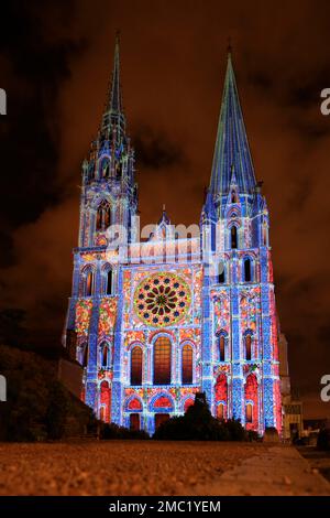 Lightshow CHARTRES EN LUMIERES, Projektionen auf die Kathedrale Notre Dame von Chartres, Eure-et-Loir, Frankreich Stockfoto