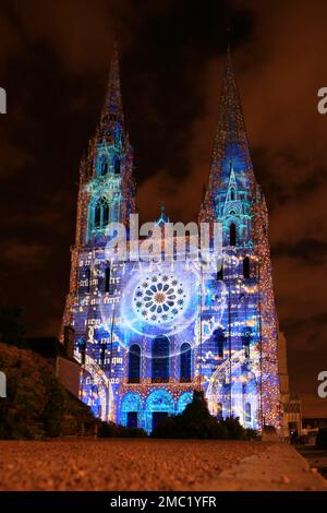 Lightshow CHARTRES EN LUMIERES, Projektionen auf die Kathedrale Notre Dame von Chartres, Eure-et-Loir, Frankreich Stockfoto