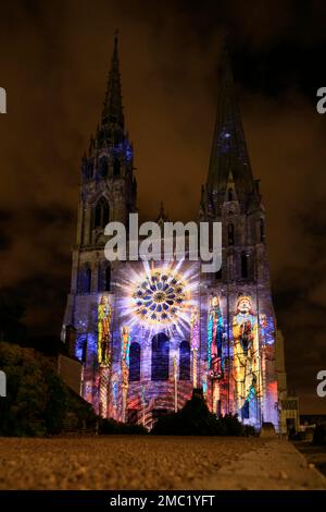 Lightshow CHARTRES EN LUMIERES, Projektionen auf die Kathedrale Notre Dame von Chartres, Eure-et-Loir, Frankreich Stockfoto