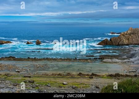 Abriebplattform am Strand von La Arnia, felsige Küste von Costa Quebrada, Broken Coast, Pielagos, Kantabrien, Spanien Stockfoto