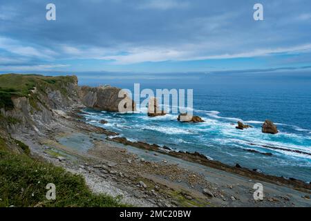 Abriebplattform am Strand von La Arnia, felsige Küste von Costa Quebrada, Broken Coast, Pielagos, Kantabrien, Spanien Stockfoto