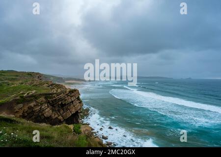 Wilde Küste am kantabrischen Meer im Naturpark Dunas de Liencres, Pielagos, Spanien Stockfoto