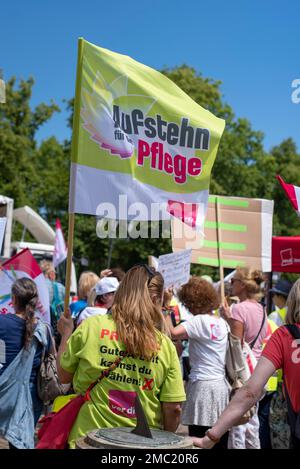 Protestposter Aufstehn für die Pflege, Kundgebung der Gewerkschaft Ver.di, Verdi für bessere Bedingungen in Pflegeberufen, Gesundheitskonferenz Stockfoto