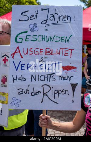 Protestposter, Rallye der Gewerkschaft Ver.di, Verdi für bessere Arbeitsbedingungen in Pflegeberufen, Konferenz der Gesundheitsminister Stockfoto