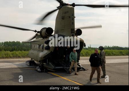 Das Department der Luftwaffenführer verlässt einen US-Staat Army CH-47 Chinook, der B Company ‚Sugar Bears‘ zugewiesen 1-52. Luftbataillon, 16. Kampfluftfahrtbrigade, nach der Landung auf Anderson Airfield, Alaska, 23. Juni 2022. Die Staatsführer nahmen an einer DAF-Führung Teil, bei der sie mehrere Orte in Alaska besuchten, darunter die Clear Space Force Station, die als Heimat für Arktische Airmen und Wächter dient, die den 13. und 213. Space Warning Squadrons zugeteilt wurden, die 24/7 Raketenwarnung, Raketenabwehr, Und das Bewusstsein für Weltraumdomänen. Stockfoto