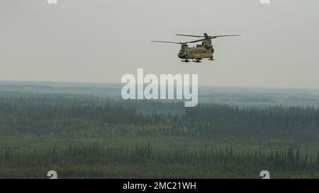 EIN US-AMERIKANISCHER Armee CH-47 Chinook, der B-Kompanie ‚Sugar Bears‘ zugeteilt, 1-52. Luftbataillon, 16. Kampfluftfahrtbrigade, fliegt vom Luftwaffenstützpunkt Eielson zur Unterstützung der Abteilung für die zivile Führung der Luftwaffe, die von der Gemeinsamen Basis Elmendorf-Richardson, Alaska, ausgerichtet wurde, am 23. Juni 2022. Clear SFS dient als Heimat für Arktis-Flugzeuge und Wächter, die den 13. und 213. Weltraumwarngeschwadern zugeteilt sind, und bietet 24/7 Raketenwarnung, Raketenabwehr und Weltraumbereichserkennung. Stockfoto