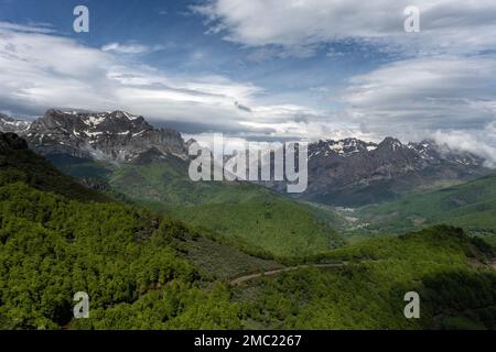 Frühlingslandschaft in Picos de Europa (Spanien) mit Blick auf das Zentralmassiv (Urrieles), das Zentralmassiv (Cornion) und das Valdeon-Tal. Stockfoto