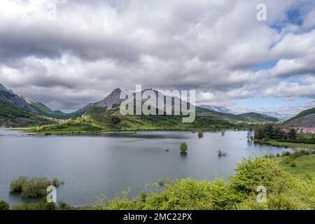 Esla-Staudamm zwischen den felsigen Gebirgen Riaño und Mampodre in der Provinz Leon, Spanien Stockfoto