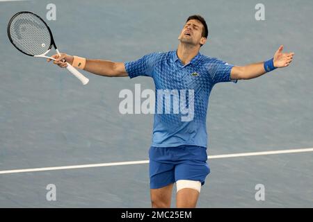 Novak Djokovic aus Serbien reagiert auf die Niederlage von Grigor Dimitrov aus Bulgarien. , . In der Rod Laver Arena, Melbourne, Australien, am 21. Januar 2023. Foto von Peter Dovgan. Nur redaktionelle Verwendung, Lizenz für kommerzielle Verwendung erforderlich. Keine Verwendung bei Wetten, Spielen oder Veröffentlichungen von Clubs/Ligen/Spielern. Kredit: UK Sports Pics Ltd/Alamy Live News Stockfoto