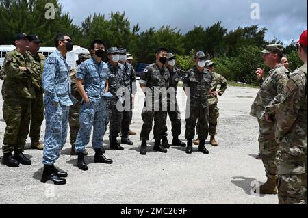 USA Air Force Colonel David Novy, Chief of the Civil Engineer Division, Pacific Air Forces, erteilt Partnerländern während des Multi-Lateral Civil Engineer Key Leader Engagements der Pacific Unity am 23. Juni 2022 auf dem Luftwaffenstützpunkt Andersen, Guam, einen Auftrag. Hochrangige Militärführer aus sechs indopazifischen Ländern versammelten sich für die KLE, um sich auf multilaterale Bemühungen zur Beschleunigung der Interoperabilität zwischen ihren jeweiligen Ingenieuren zu konzentrieren. Stockfoto