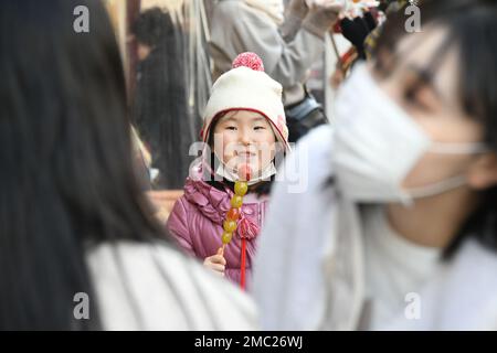 Yokohama, Japan. 21. Januar 2023. Ein Mädchen ist in der Chinatown von Yokohama, Japan, am 21. Januar 2023 abgebildet. Kredit: Yue Chenxing/Xinhua/Alamy Live News Stockfoto